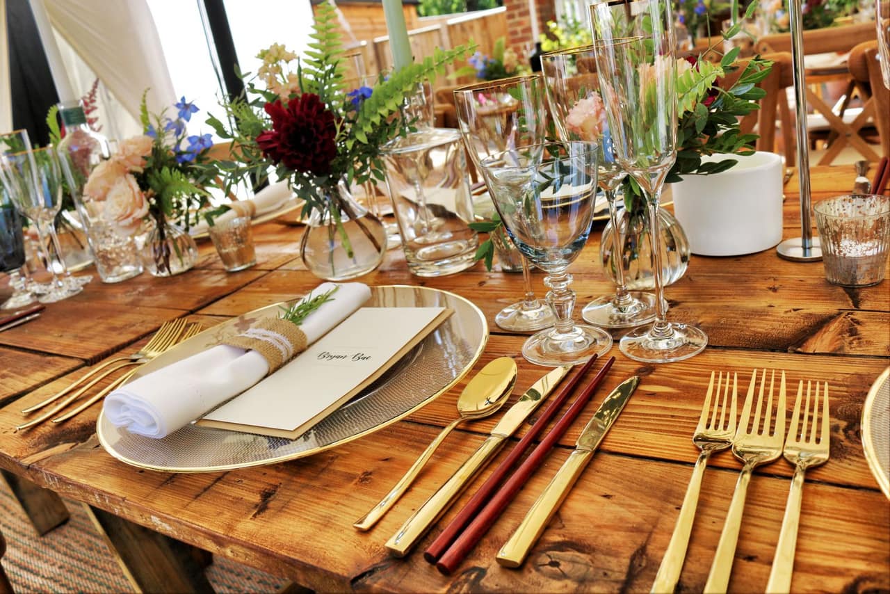 Mise en place com talheres dourados